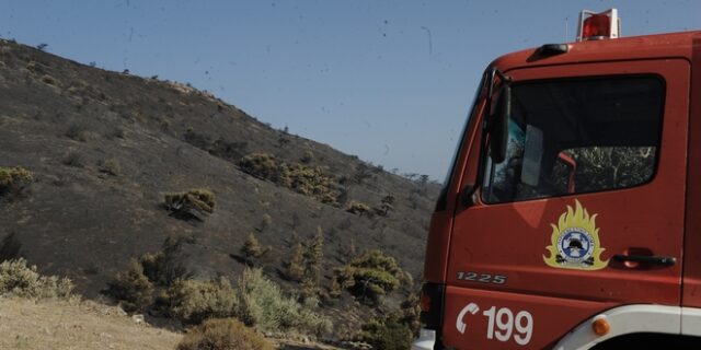 Σε εξέλιξη φωτιά στην Κερατέα ανάμεσα σε σπίτια