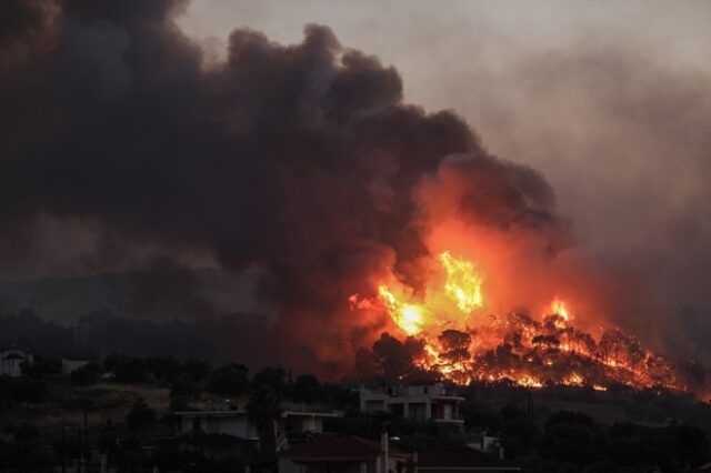 Φωτιά στην Κορινθία: Συνεχίζεται η μάχη με τις φλόγες – Ρίψεις νερού από εναέρια μέσα