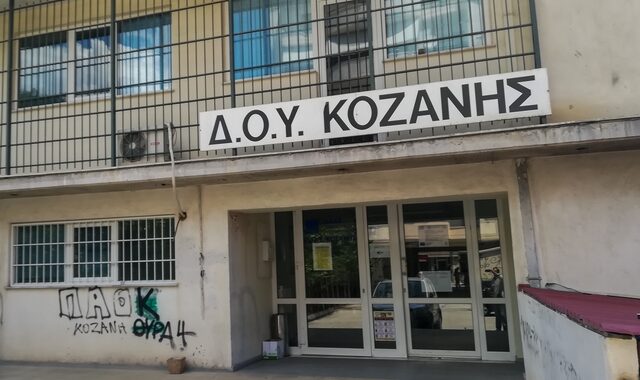 Κοζάνη-Επίθεση με τσεκούρι: Φώναζε “τωρα σας άρεσε;” – Στη Θεσσαλονίκη οι τραυματίες