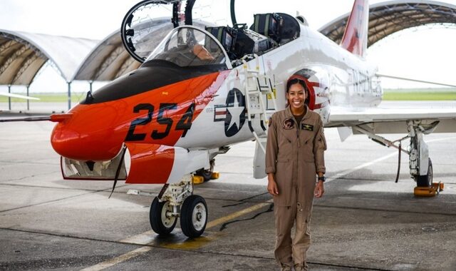 Μαντλίν Σουέγκλ: Η πρώτη μαύρη πιλότος του Πολεμικού Ναυτικού των ΗΠΑ