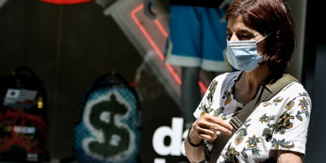 Κορονοϊός: Μάσκα και σε εξωτερικούς χώρους αν αυξηθούν τα κρούσματα
