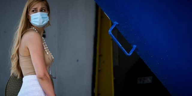 Κορονοϊός: Υποχρεωτική χρήση μάσκας σε περισσότερους κλειστούς χώρους εξετάζει η κυβέρνηση