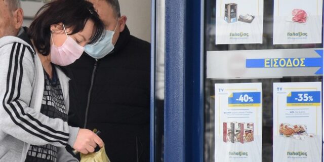 Παπαθανάσης: “Τα σούπερ μάρκετ να προσφέρουν μάσκες σε πελάτες που δεν έχουν”
