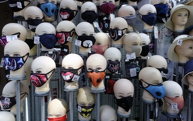 Μάσκα σε κλειστούς χώρους: Πού την φοράτε, η ασφαλής χρήση και οι μύθοι που την συνοδεύουν