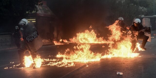 Βουλή: Αντιπαράθεση Χρυσοχοΐδη – Βούτση – Παφίλη για τα επεισόδια στο Σύνταγμα