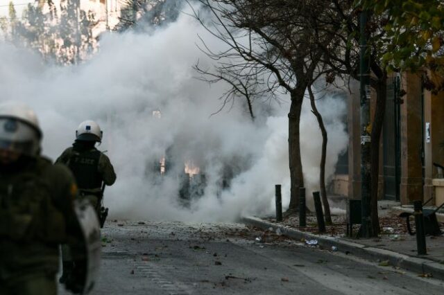 Νέα ανακοίνωση της ΓΑΔΑ για συλληφθέντες και κατασχεθέντα έξω από την ΑΣΟΕΕ