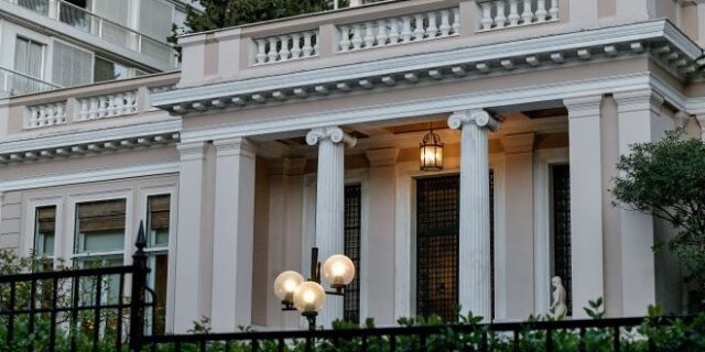 Κυβερνητικά γενέθλια σε κλίμα σκληρής πόλωσης