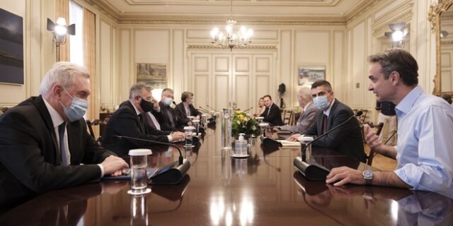 Κορονοϊός: Έκτακτη σύσκεψη στο Μαξίμου για μέτρα και εντατικοποίηση ελέγχων