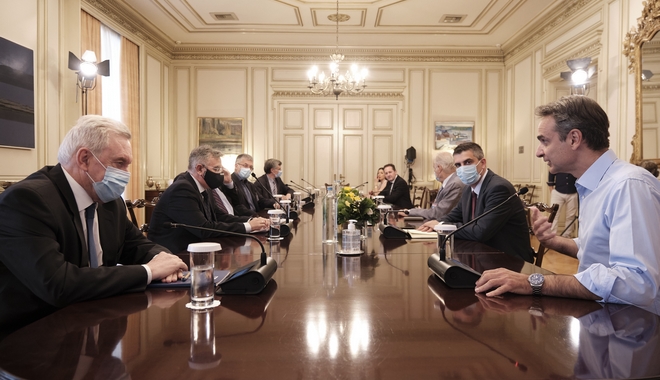 Κορονοϊός: Έκτακτη σύσκεψη στο Μαξίμου για μέτρα και εντατικοποίηση ελέγχων