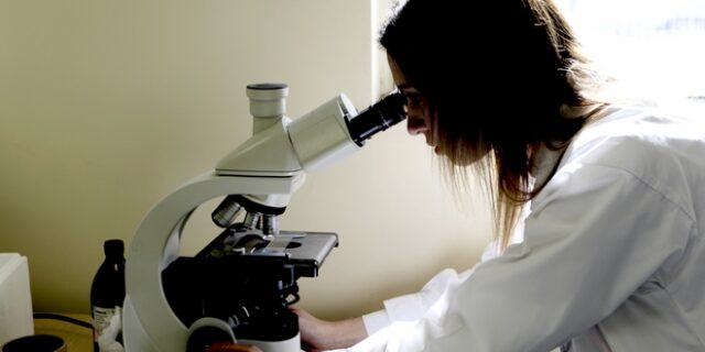 HIV: Ο ένας στους δύο ασθενείς δυσκολεύεται να κάνει τις απαραίτητες εξετάσεις