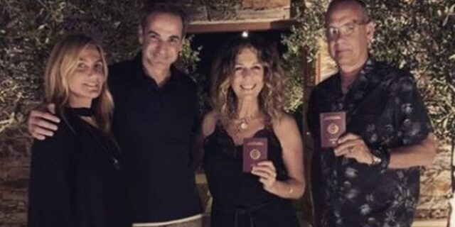 Η φωτογραφία του Μητσοτάκη με τον Τομ Χανκς στην Πάρο