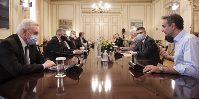Μητσοτάκης σε επιδημιολόγους: “Αν κρίνετε ότι πρέπει να σημάνετε συναγερμό, μη διστάσετε”