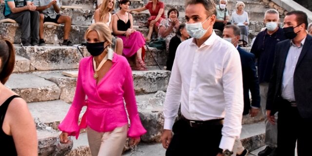 Μητσοτάκης: Με μάσκα στην Επίδαυρο για τους “Πέρσες”