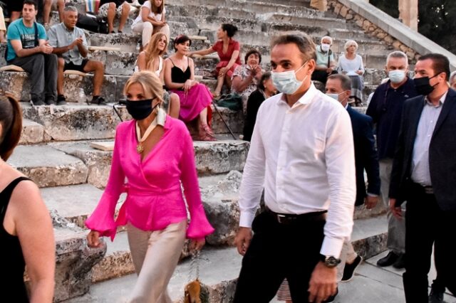 Μητσοτάκης: Με μάσκα στην Επίδαυρο για τους “Πέρσες”