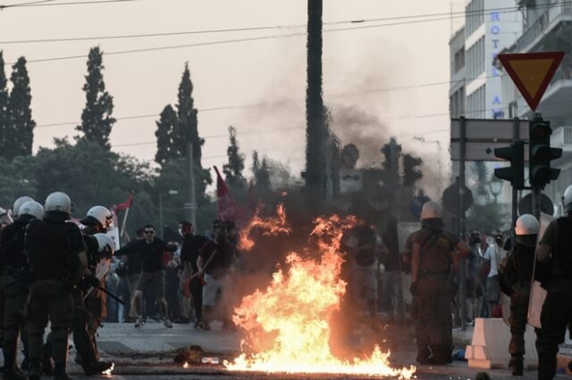 Επεισόδια στο Σύνταγμα – Μολότοφ και δακρυγόνα