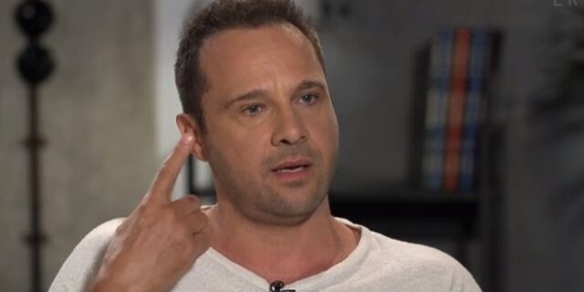 Μέμος Μπεγνής: “Ζούμε σε ένα matrix, είναι μια παγίδα όλο αυτό”