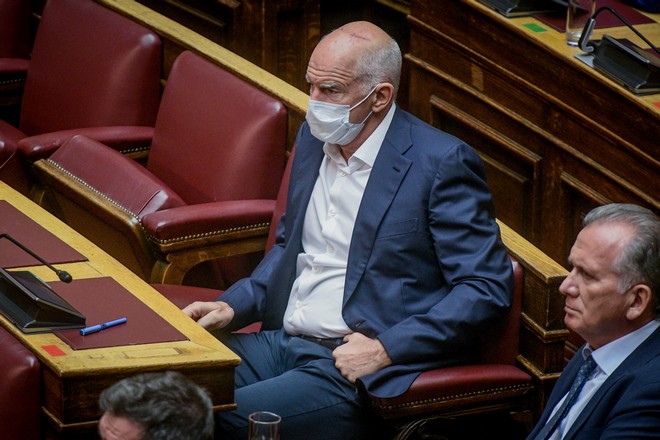 Γιώργος Παπανδρέου: Ο μοναδικός πολιτικός με μάσκα στη Βουλή