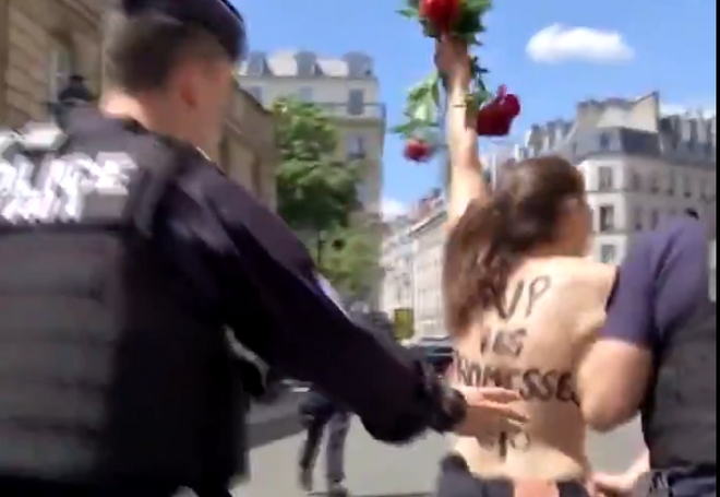 Γαλλία: Τόπλες διαμαρτυρία μπροστά από το Ελιζέ