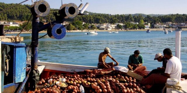 Κορονοϊός – Εύβοια: Επαναπατρίζονται 7 Σέρβοι τουρίστες που εντοπίστηκαν θετικοί