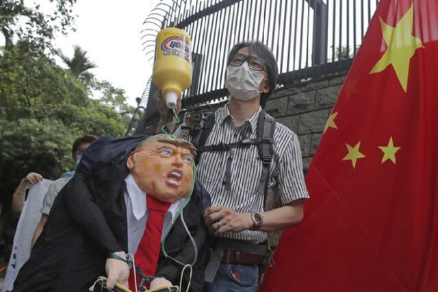 Κίνα: “Γκανγκστερική” η επιβολή αμερικανικών κυρώσεων για το Χονγκ Κονγκ