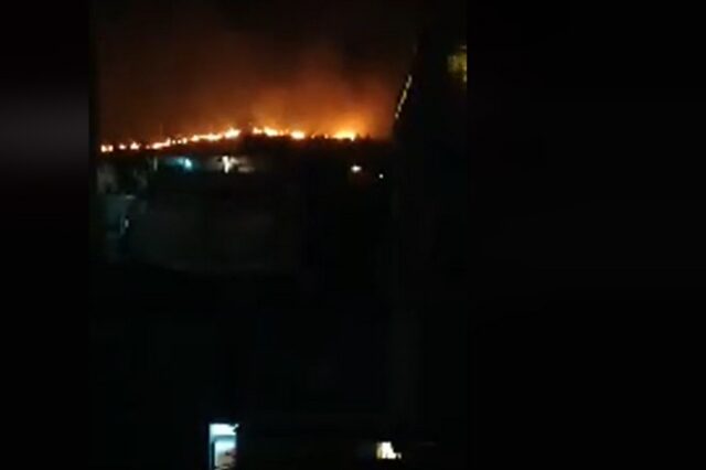Μεγάλη φωτιά κοντά σε σπίτια στο Πέραμα