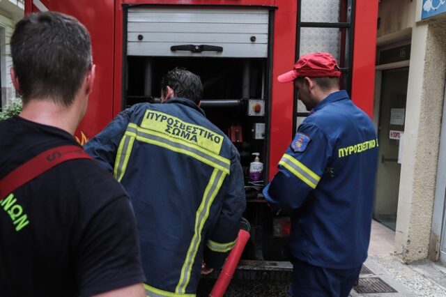 Χωρίς τις αισθήσεις τους απεγκλωβίστηκαν δύο άτομα από φωτιά σε ισόγειο κατάστημα