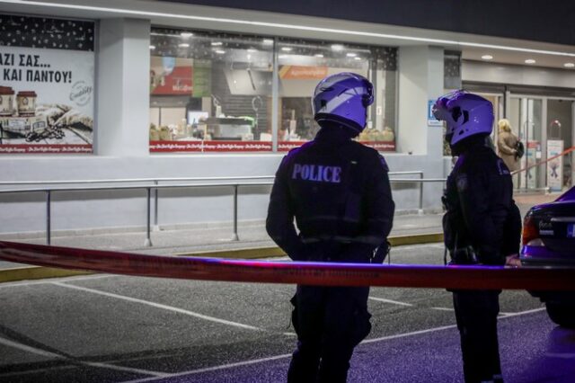 Μεταμόρφωση: Ένοπλη συμπλοκή μεταξύ αστυνομικού και ληστών έξω από σουπερμάρκετ