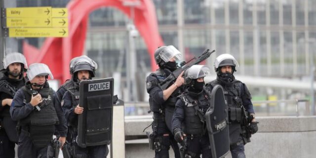 Γάλλοι Αστυνομικοί κατηγορούνται για τον θάνατο ενός οδηγού delivery – Πέθανε από ασφυξία