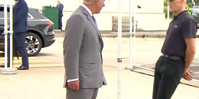 Αγγλία: Υπάλληλος σούπερ μάρκετ λιποθύμησε μπροστά στον πρίγκιπα Κάρολο