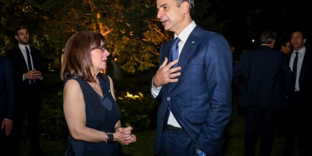 “Κλειστό” γεύμα Μητσοτάκη – Σακελλαροπούλου στο σπίτι του στο Ακρωτήρι
