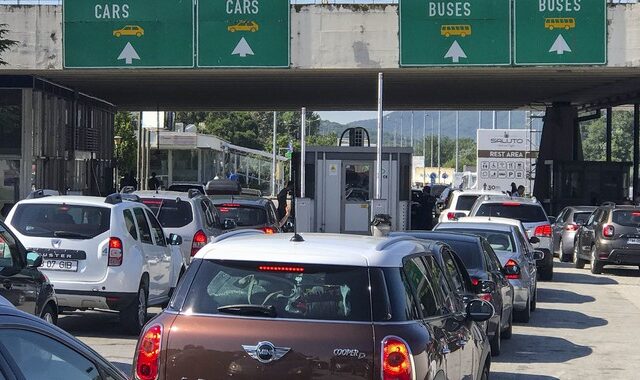 Προμαχώνας: Άνοιξαν τα σύνορα για τους εγκλωβισμένους Σέρβους οδηγούς