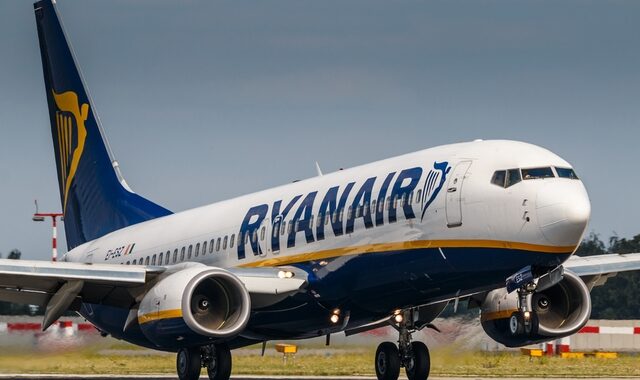 Ryanair: Προχωρά σε 3.500 απολύσεις εάν δεν συμφωνηθεί η μείωση μισθών