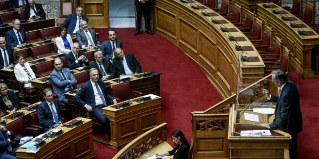 Βουλή – Παραπομπή Παπαγγελόπουλου: Αντιπαράθεση με γαλάζιες αναφορές σε «ένοχους που θα πάνε φυλακή»