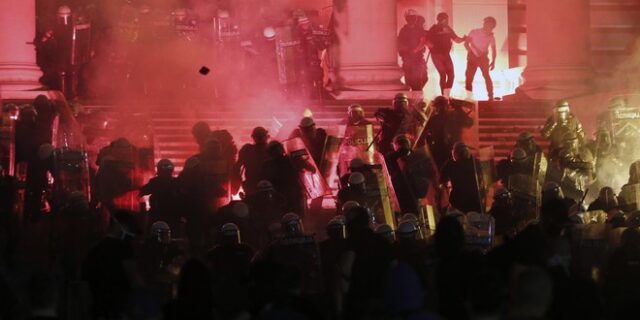 Αναβρασμός στη Σερβία: Επίθεση εθνικιστών στη Βουλή