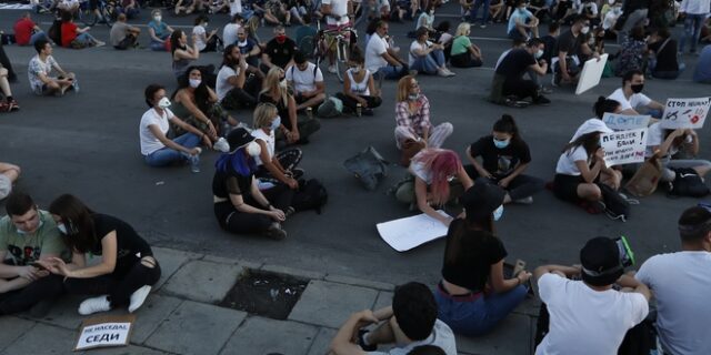 Σερβία: Καθιστική διαμαρτυρία με σύνθημα “Συλλάβετε τον χούλιγκαν μην χτυπάτε τον λαό”