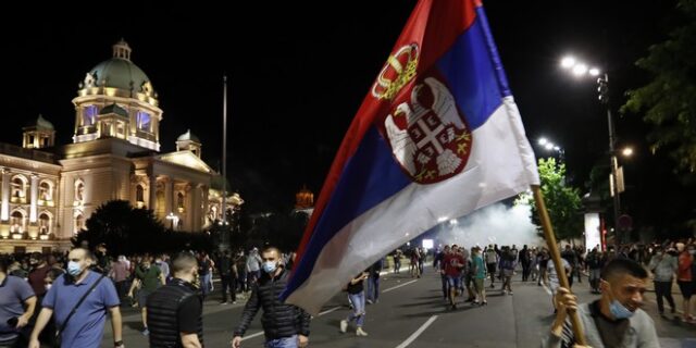 Σερβία: Μπήκαν στη Βουλή – Οργή κατά των νέων μέτρων περιορισμού
