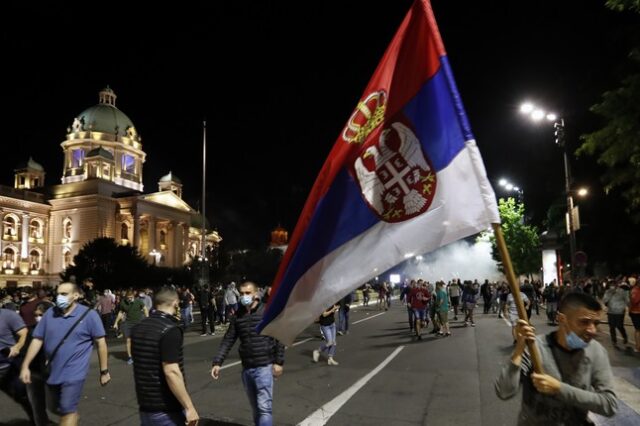 Σερβία: Μπήκαν στη Βουλή – Οργή κατά των νέων μέτρων περιορισμού