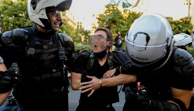 Στον ανακριτή οι συλληφθέντες της ΑΣΟΕΕ – Αυξάνονται οι καταγγελίες για αστυνομική αυθαιρεσία