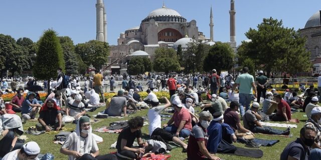 Αγιά Σοφιά: “Πρωτοσέλιδο” στα διεθνή ΜΜΕ η πρώτη ισλαμική προσευχή μετά από 86 χρόνια