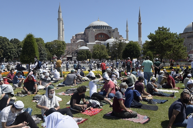 Αγιά Σοφιά: “Πρωτοσέλιδο” στα διεθνή ΜΜΕ η πρώτη ισλαμική προσευχή μετά από 86 χρόνια