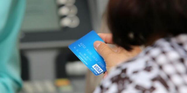 Αναδρομικά συνταξιούχων: Θολώνουν το τοπίο οι δηλώσεις κυβερνητικών στελεχών