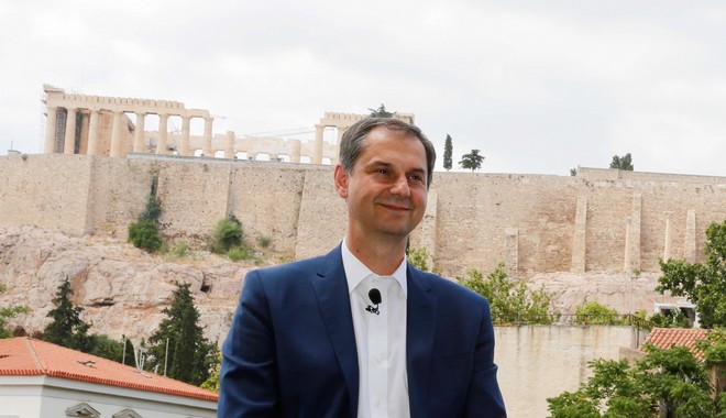 Ο Χάρης Θεοχάρης σχολιάζει την τουριστική “καμπάνια” του Μάτζικ Τζόνσον για την Ελλάδα