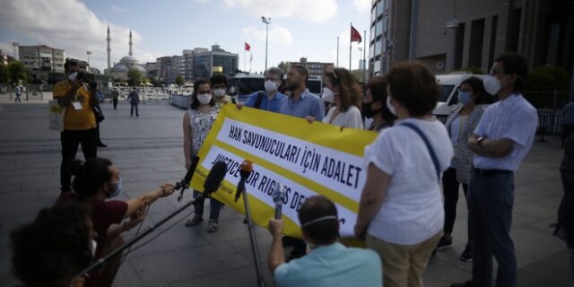 Η Τουρκία καταδίκασε τέσσερις υπερασπιστές ανθρώπινων δικαιωμάτων