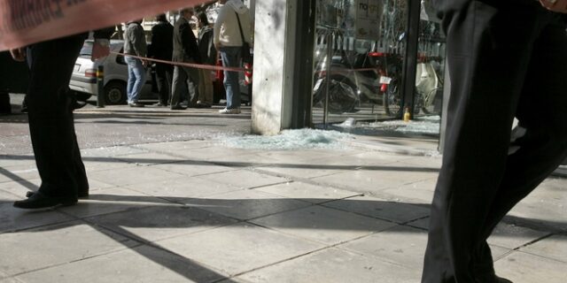 Επίθεση του Ρουβίκωνα σε τράπεζα στη λεωφόρο Αθηνών