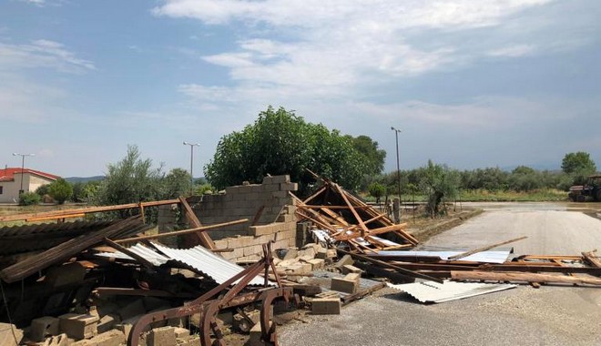 Κακοκαιρία: Καταστροφές και πλημμύρες σε Τρίκαλα- Χαλάζι στη Χαλκιδική