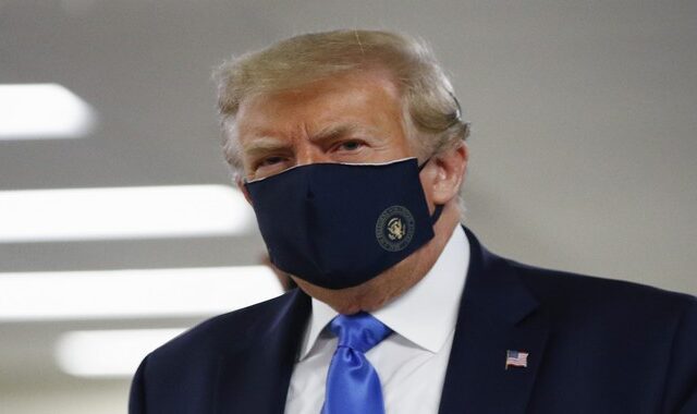 Ντόναλντ Τραμπ: Για πρώτη φορά δημόσια με προστατευτική μάσκα