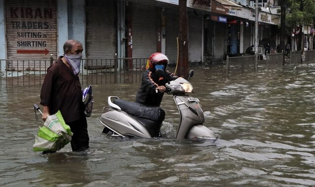 Ινδία: Τουλάχιστον 84 νεκροί και σχεδόν 2,8 εκατομμύρια εκτοπισμένοι από τις πλημμύρες