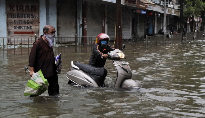 Ινδία: Τουλάχιστον 84 νεκροί και σχεδόν 2,8 εκατομμύρια εκτοπισμένοι από τις πλημμύρες