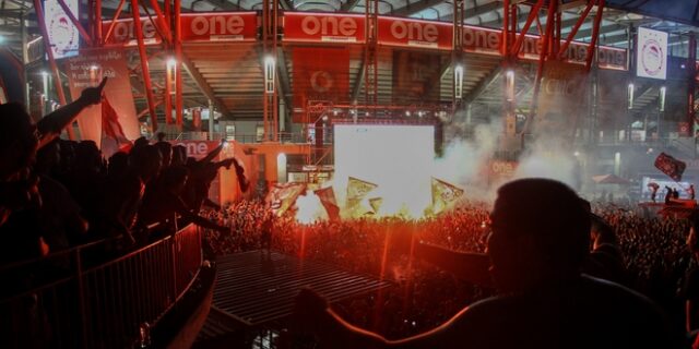 Ολυμπιακός: Τραυματίστηκε οπαδός από φωτοβολίδα έξω από το Καραϊσκάκη