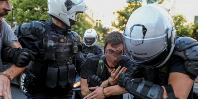 Καταγγελία για συλλήψεις στην ΑΣΟΕΕ: “Οι αστυνομικοί άλλαξαν την κατάθεση για τη μολότοφ”